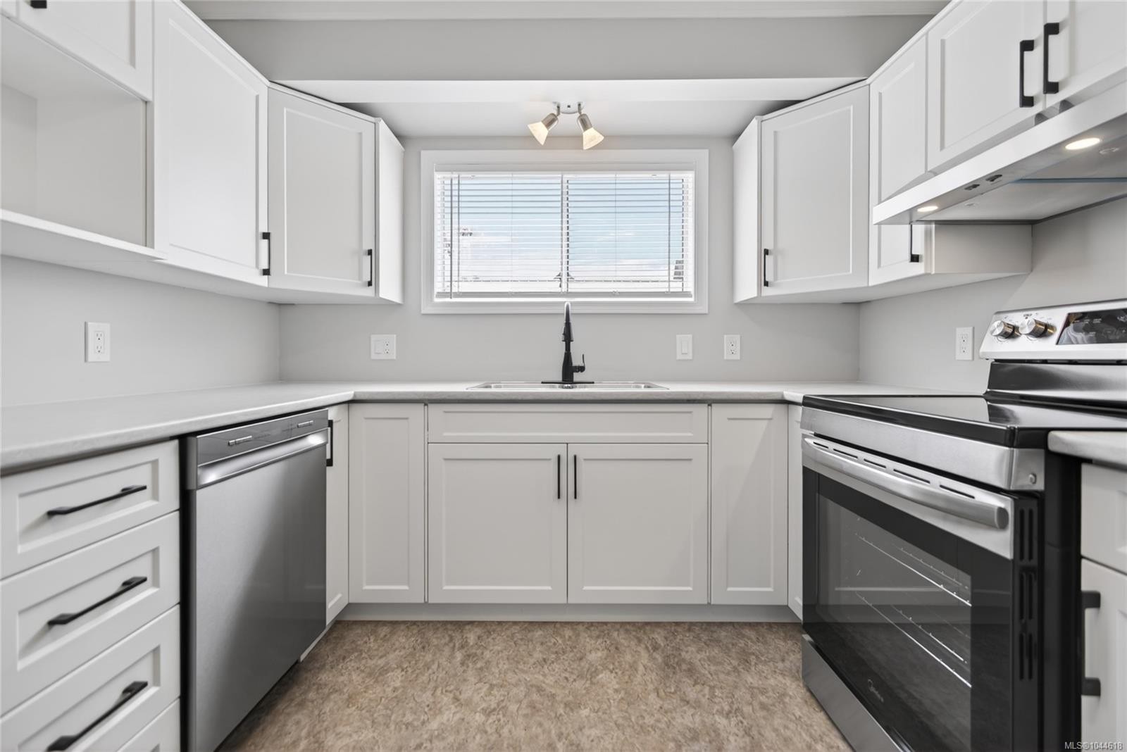 1377 Ocean View Ave, Comox, BC