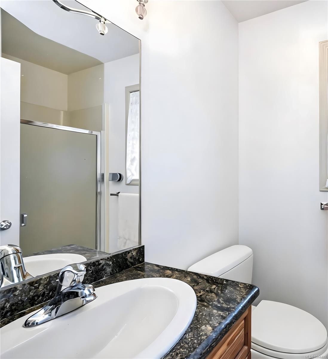 #1-10001 Fifth St, Sidney, BC - Indoor Photo Showing Bathroom