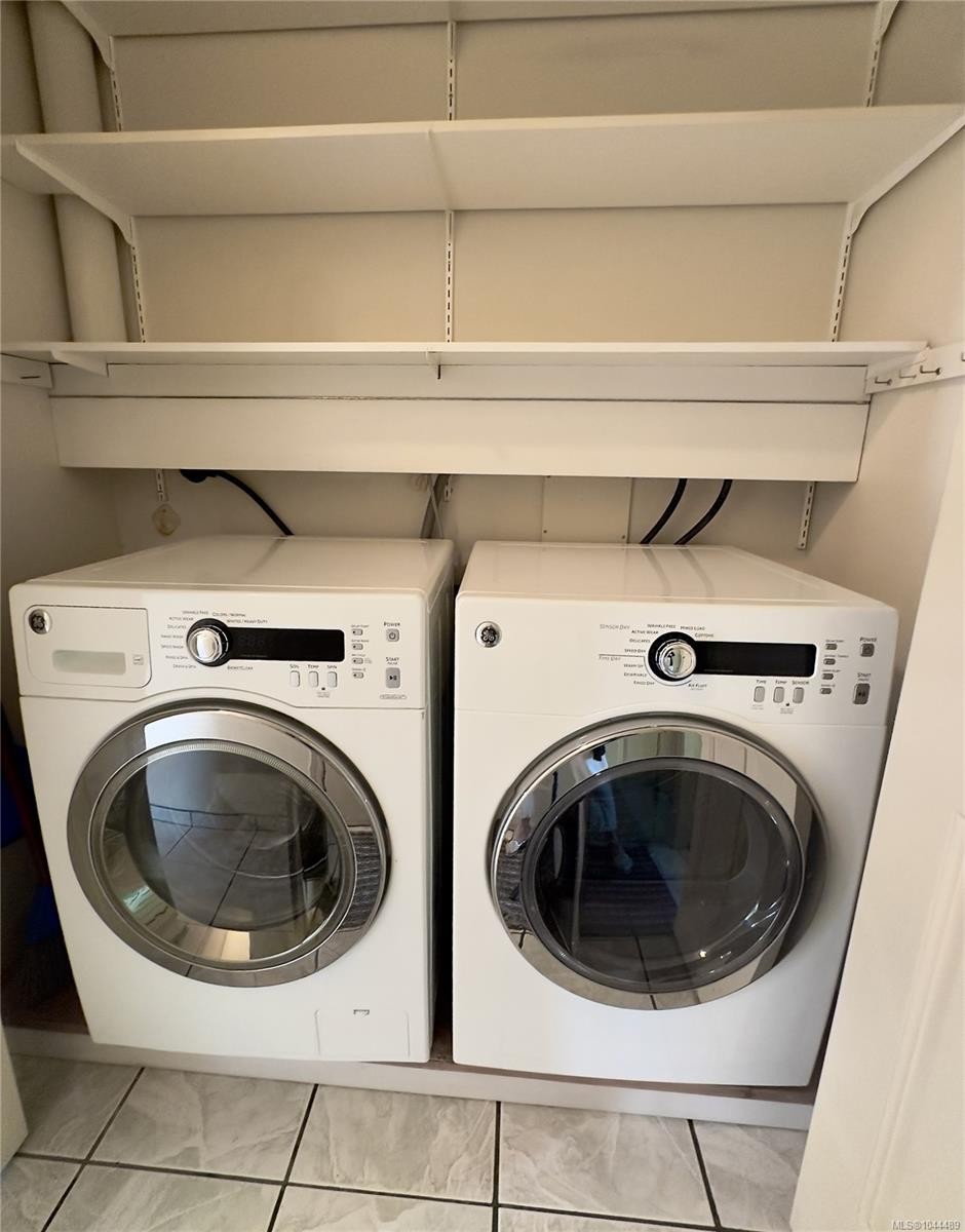 #1-10001 Fifth St, Sidney, BC - Indoor Photo Showing Laundry Room