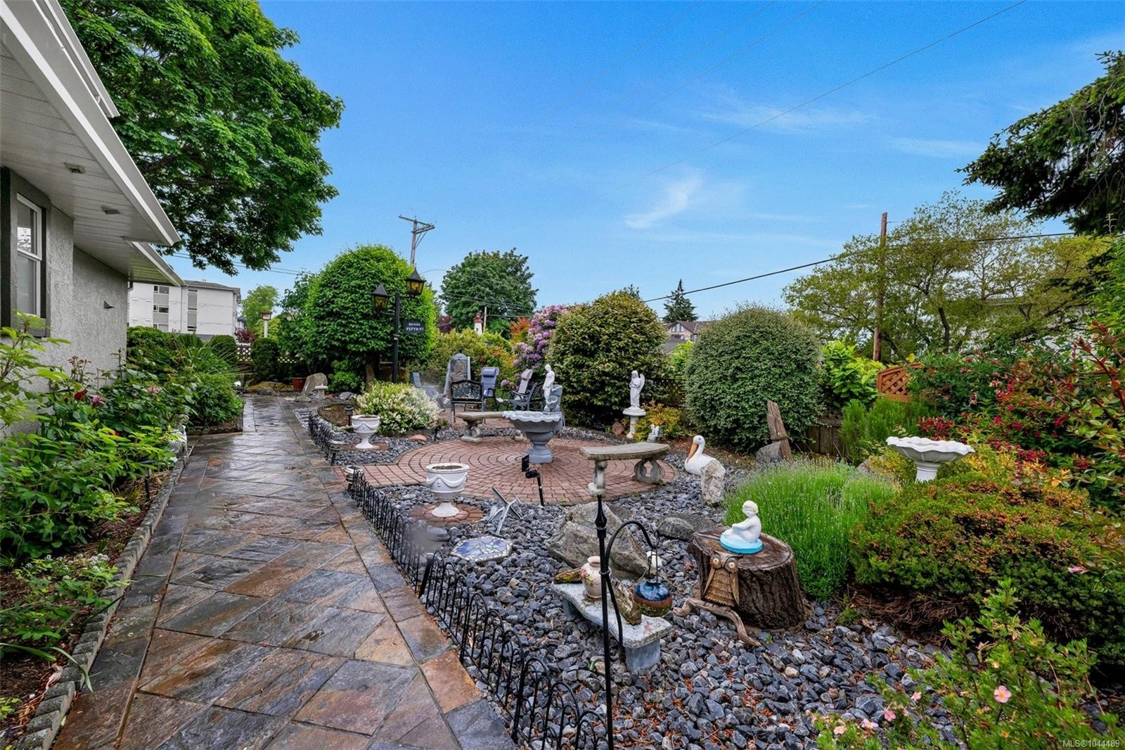 #1-10001 Fifth St, Sidney, BC - Outdoor