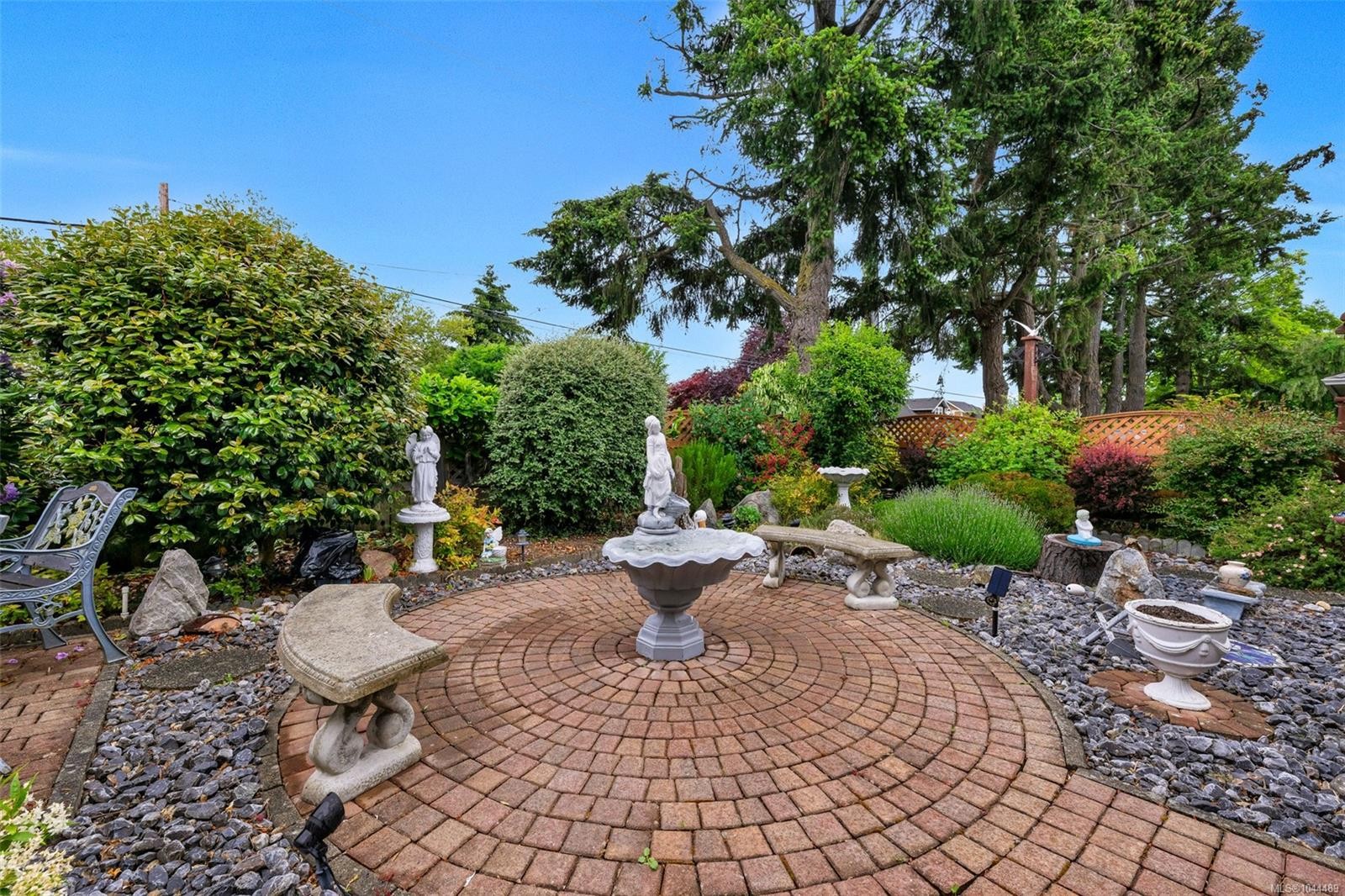 #1-10001 Fifth St, Sidney, BC - Outdoor