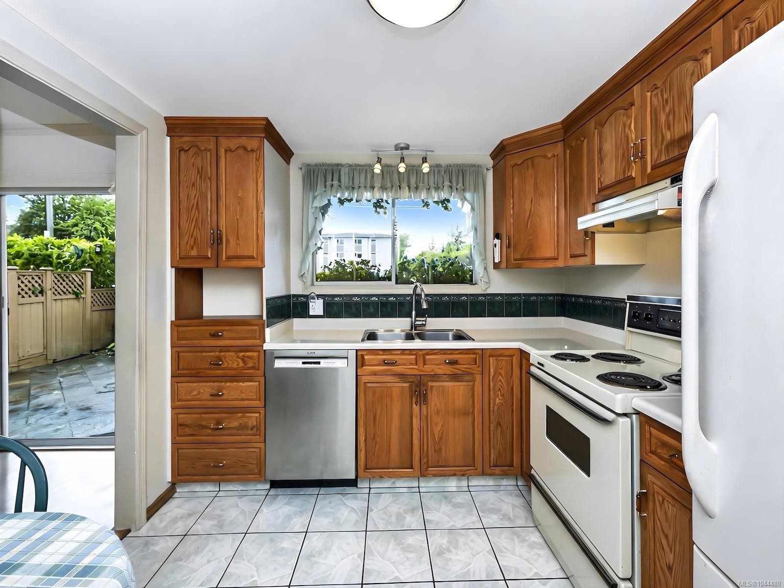 #1-10001 Fifth St, Sidney, BC - Indoor Photo Showing Kitchen With Double Sink