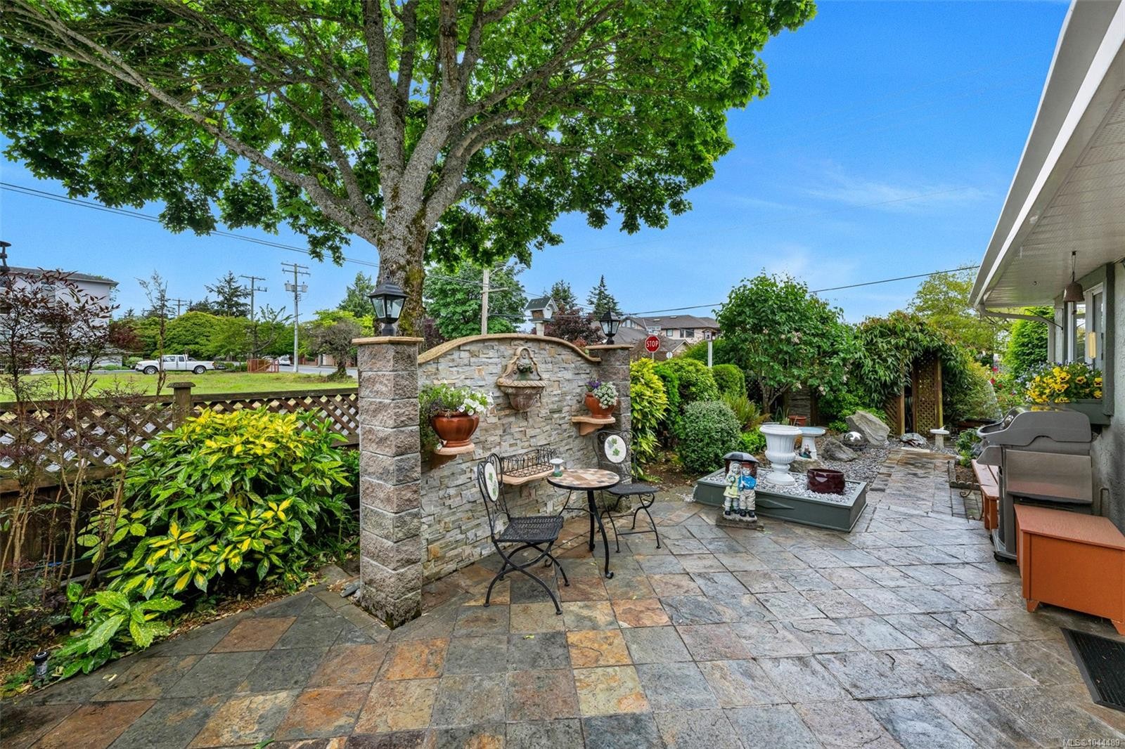 #1-10001 Fifth St, Sidney, BC - Outdoor