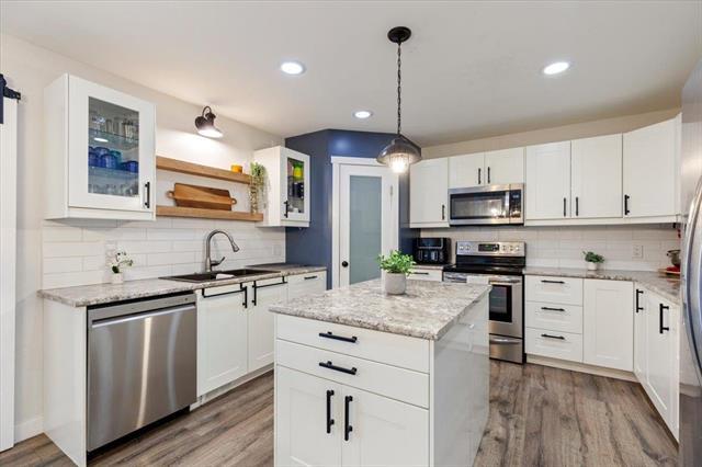 47 Barak Dr, Kleefeld, MB - Indoor Photo Showing Kitchen With Upgraded Kitchen