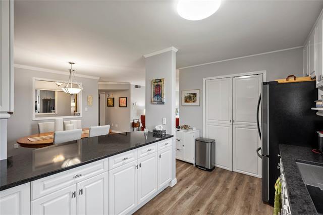 307-70 Dunkirk Dr, Winnipeg, MB - Indoor Photo Showing Kitchen