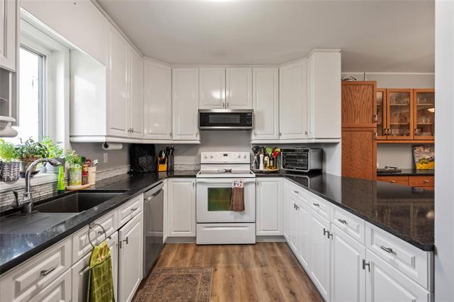 307-70 Dunkirk Dr, Winnipeg, MB - Indoor Photo Showing Kitchen