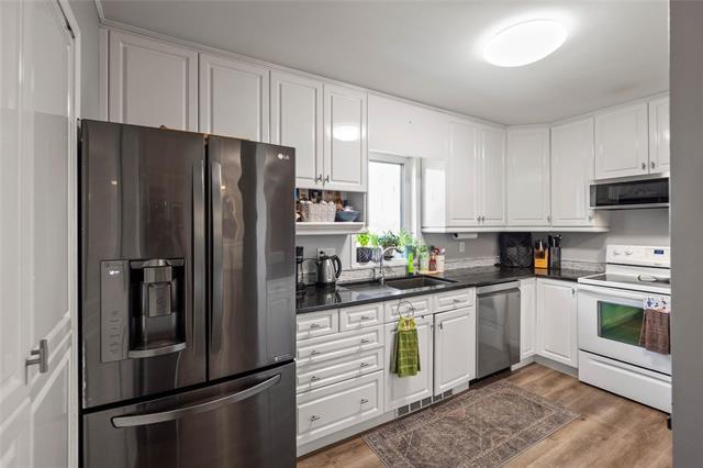 307-70 Dunkirk Dr, Winnipeg, MB - Indoor Photo Showing Kitchen