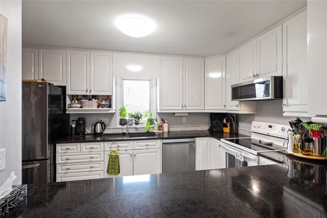 307-70 Dunkirk Dr, Winnipeg, MB - Indoor Photo Showing Kitchen