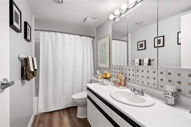 307-70 Dunkirk Dr, Winnipeg, MB - Indoor Photo Showing Bathroom