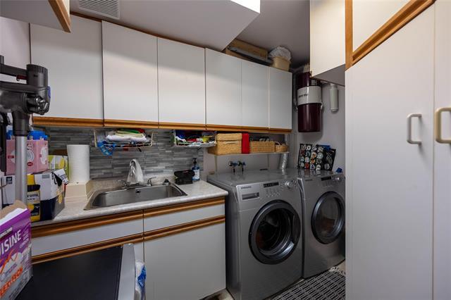 307-70 Dunkirk Dr, Winnipeg, MB - Indoor Photo Showing Laundry Room