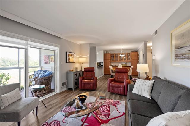 307-70 Dunkirk Dr, Winnipeg, MB - Indoor Photo Showing Living Room