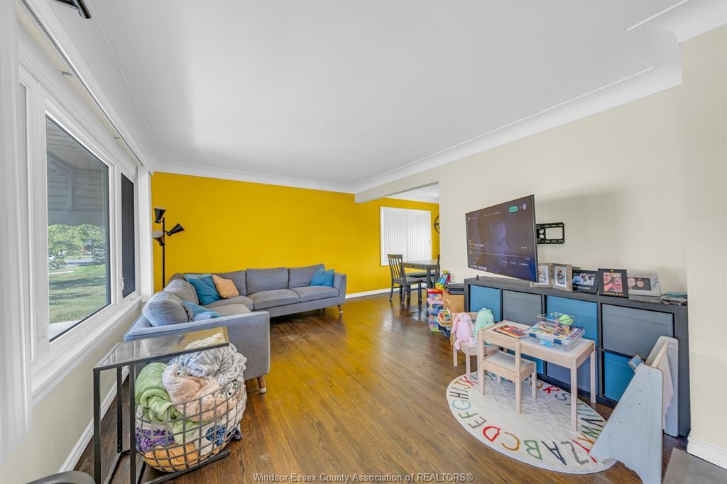 3302 Woodlawn Avenue, Windsor, ON - Indoor Photo Showing Living Room