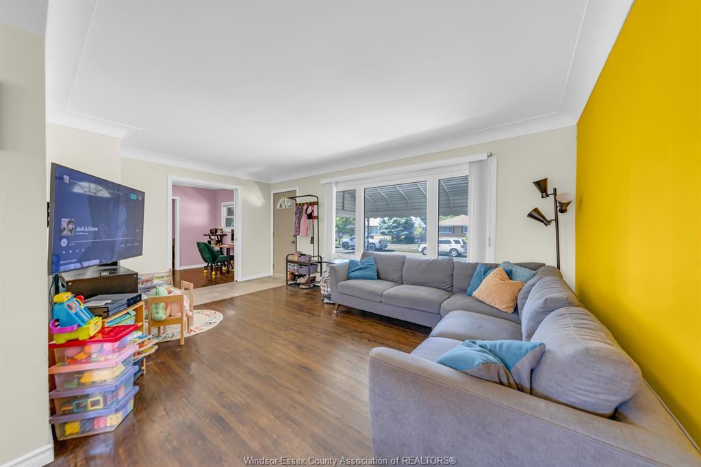 3302 Woodlawn Avenue, Windsor, ON - Indoor Photo Showing Living Room