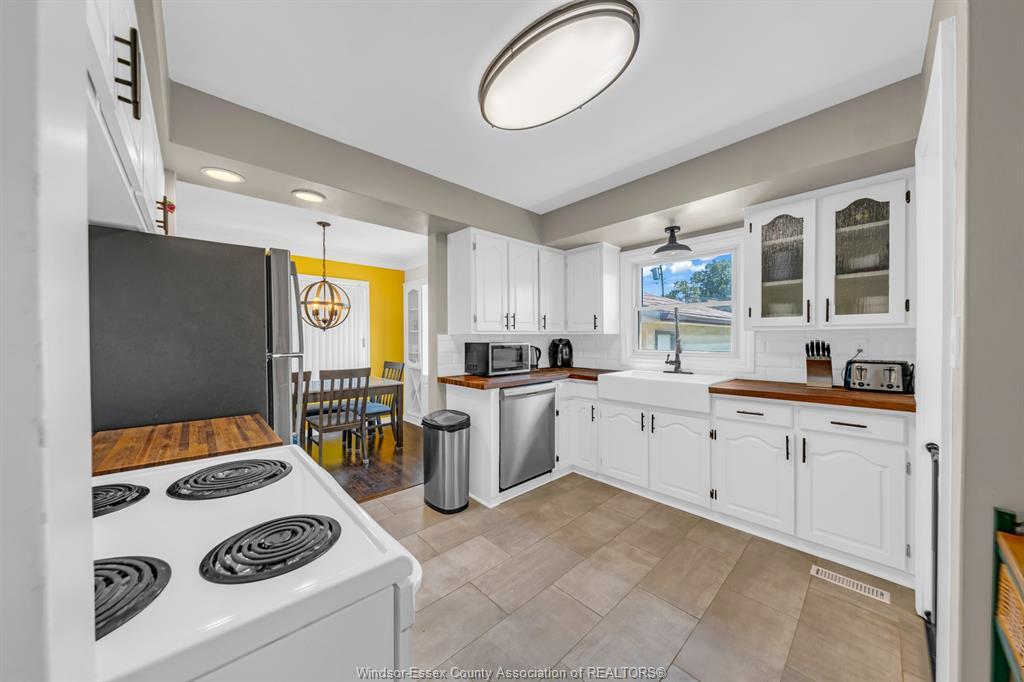 3302 Woodlawn Avenue, Windsor, ON - Indoor Photo Showing Kitchen