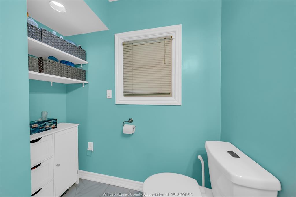 3302 Woodlawn Avenue, Windsor, ON - Indoor Photo Showing Bathroom