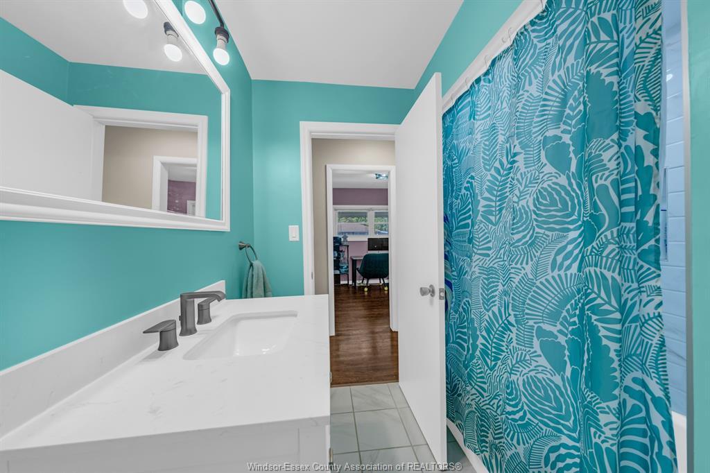 3302 Woodlawn Avenue, Windsor, ON - Indoor Photo Showing Bathroom