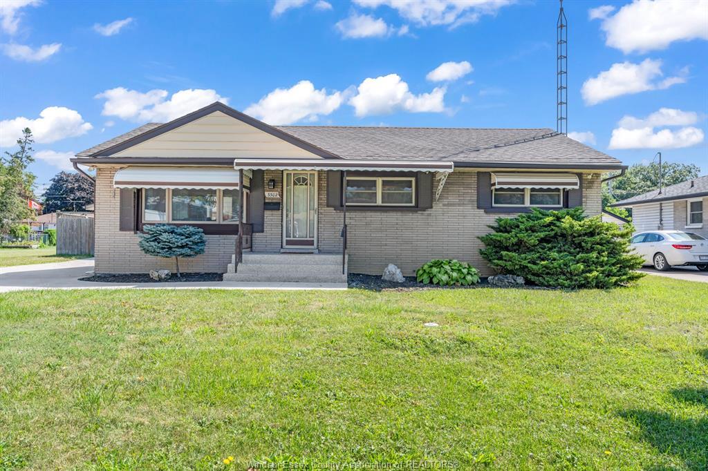 3302 Woodlawn Avenue, Windsor, ON - Outdoor With Facade