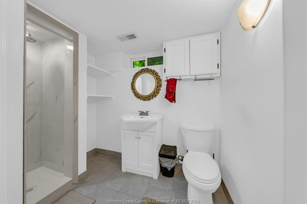 3302 Woodlawn Avenue, Windsor, ON - Indoor Photo Showing Bathroom
