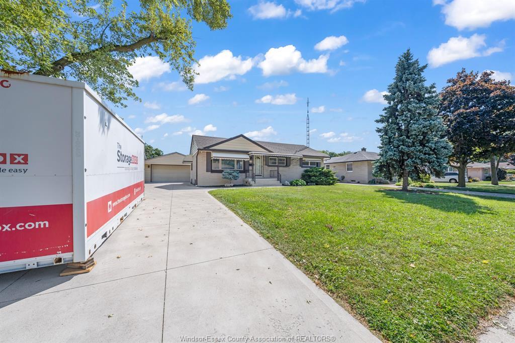 3302 Woodlawn Avenue, Windsor, ON - Outdoor