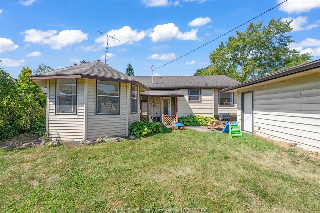 3302 Woodlawn Avenue, Windsor, ON - Outdoor