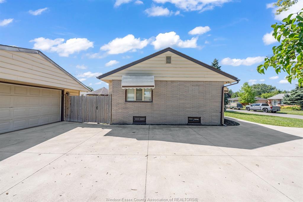 3302 Woodlawn Avenue, Windsor, ON - Outdoor With Exterior