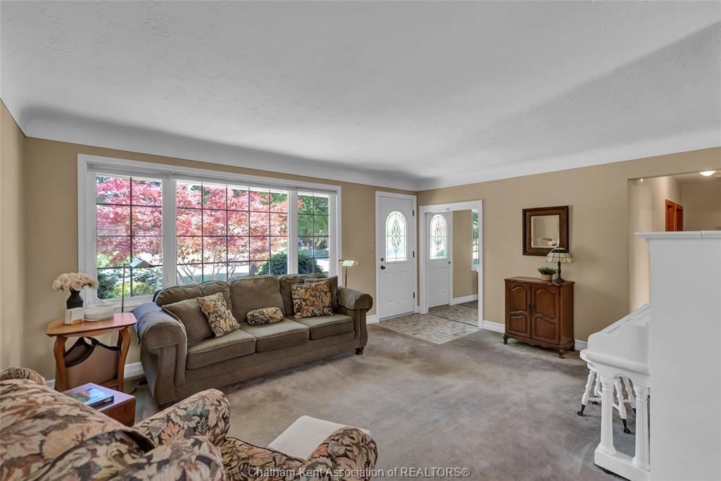 146 Canterbury Street, Chatham, ON - Indoor Photo Showing Living Room