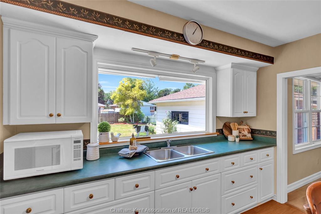 146 Canterbury Street, Chatham, ON - Indoor Photo Showing Kitchen With Double Sink