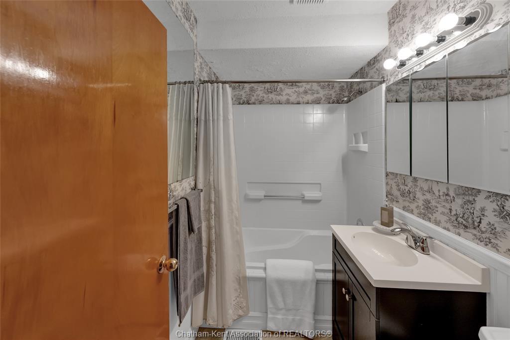 146 Canterbury Street, Chatham, ON - Indoor Photo Showing Bathroom