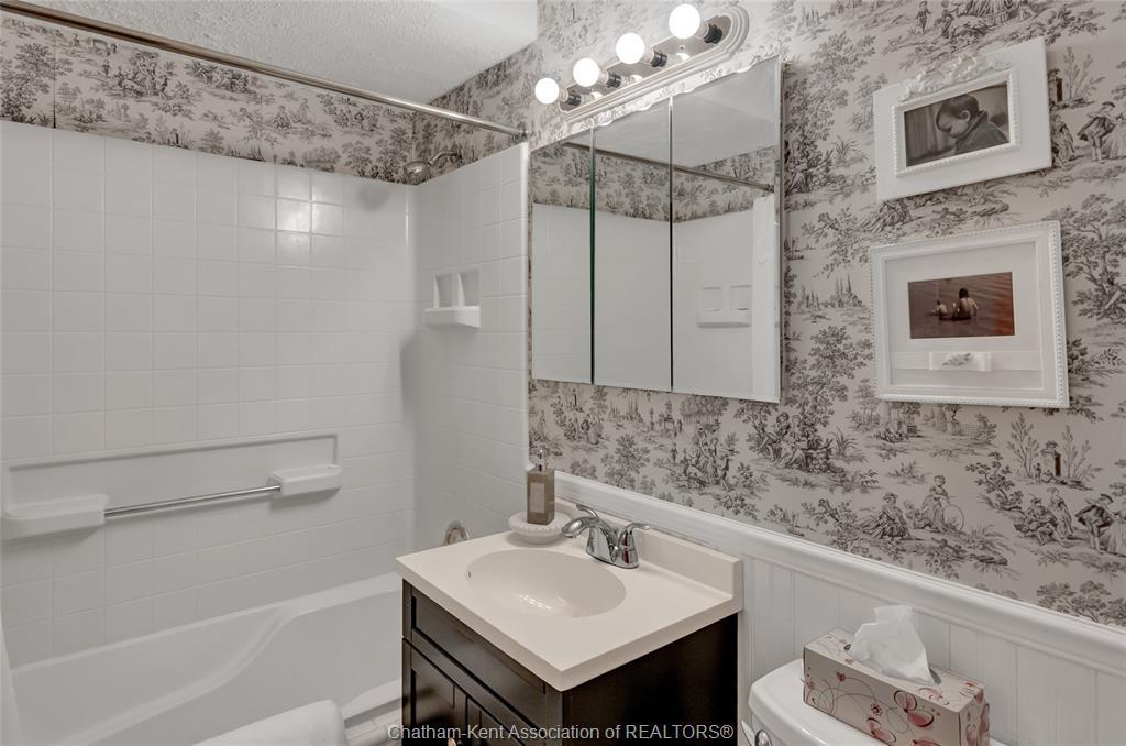 146 Canterbury Street, Chatham, ON - Indoor Photo Showing Bathroom