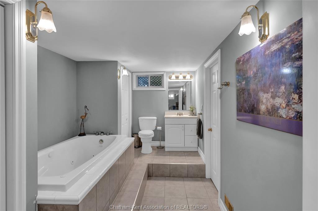 146 Canterbury Street, Chatham, ON - Indoor Photo Showing Bathroom