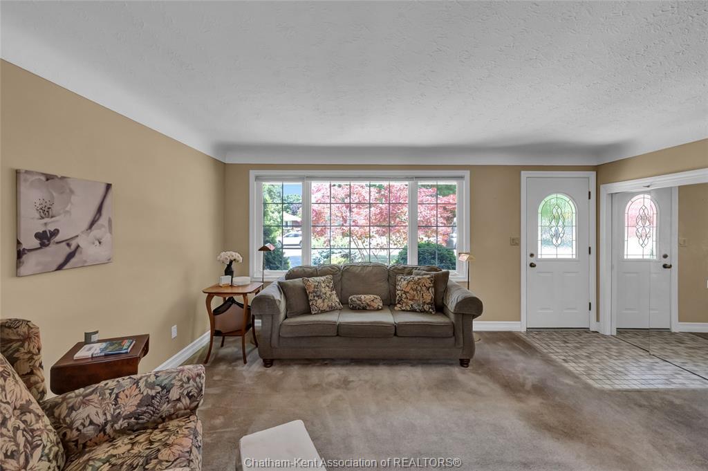 146 Canterbury Street, Chatham, ON - Indoor Photo Showing Living Room
