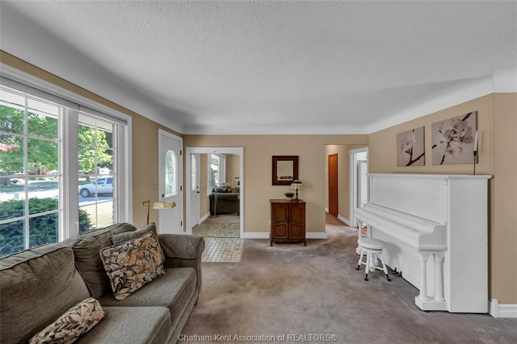 146 Canterbury Street, Chatham, ON - Indoor Photo Showing Living Room