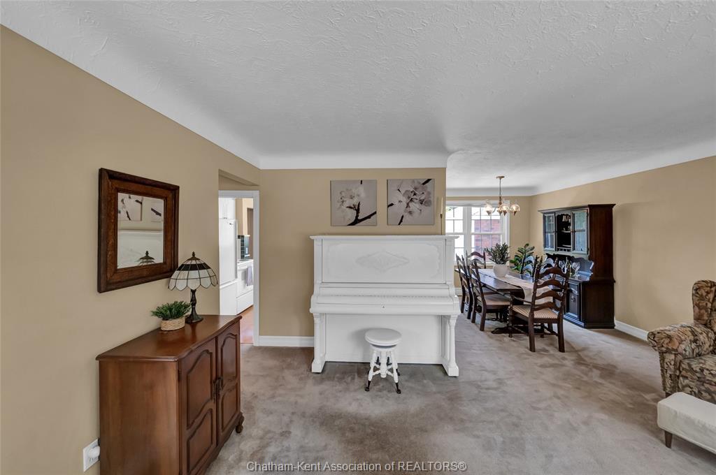 146 Canterbury Street, Chatham, ON - Indoor Photo Showing Living Room