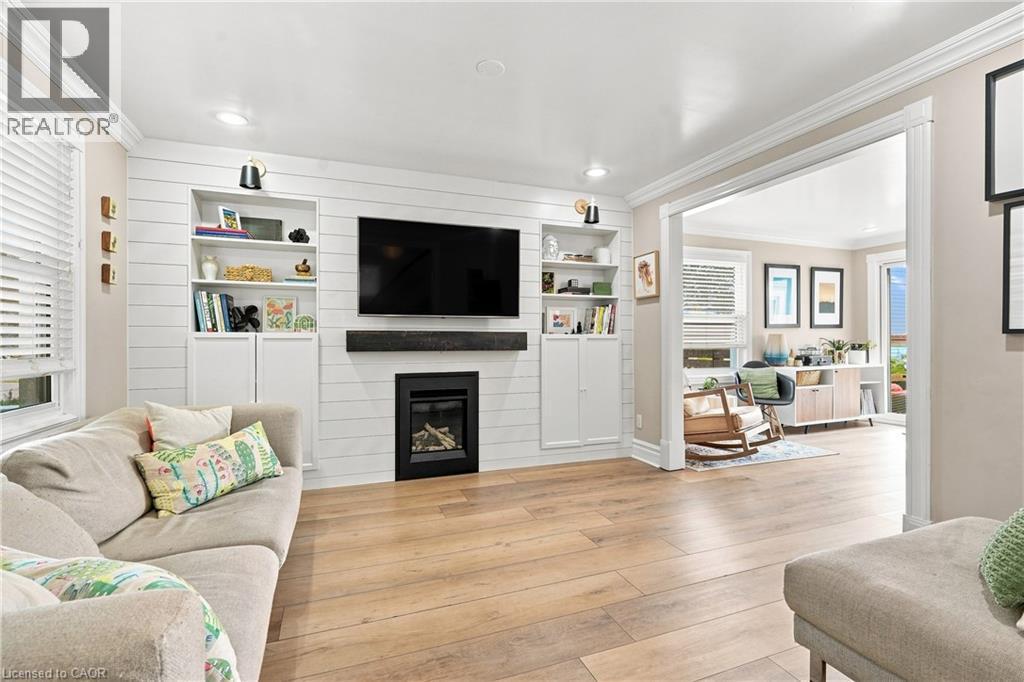 4313 Central Avenue, Lincoln, ON - Indoor Photo Showing Living Room With Fireplace