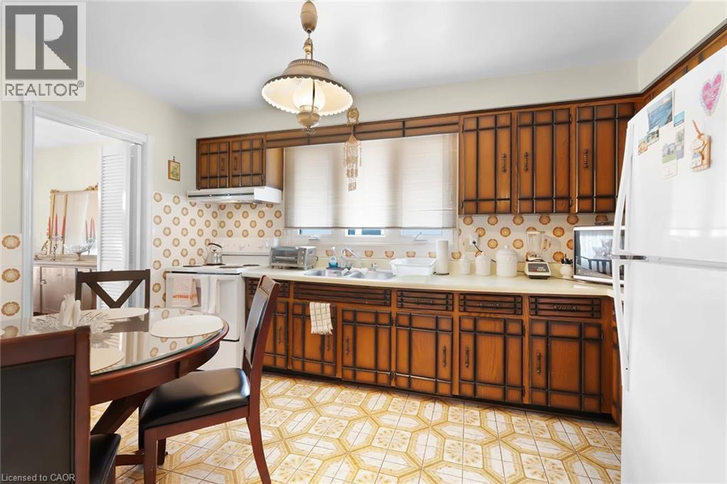 591 Mohawk Road W, Hamilton, ON - Indoor Photo Showing Kitchen