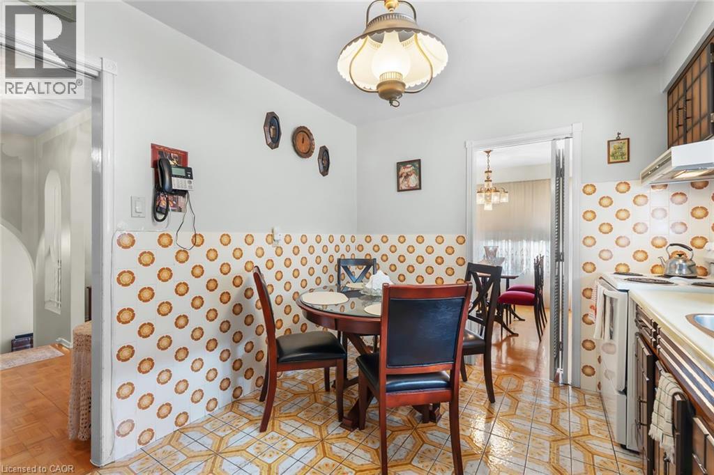591 Mohawk Road W, Hamilton, ON - Indoor Photo Showing Dining Room
