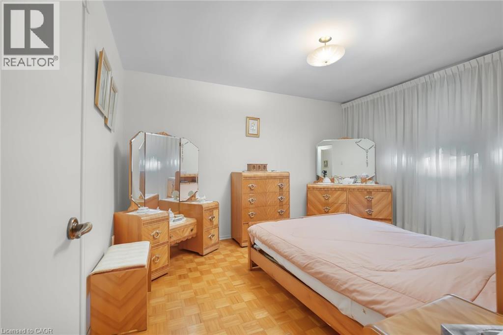 591 Mohawk Road W, Hamilton, ON - Indoor Photo Showing Bedroom