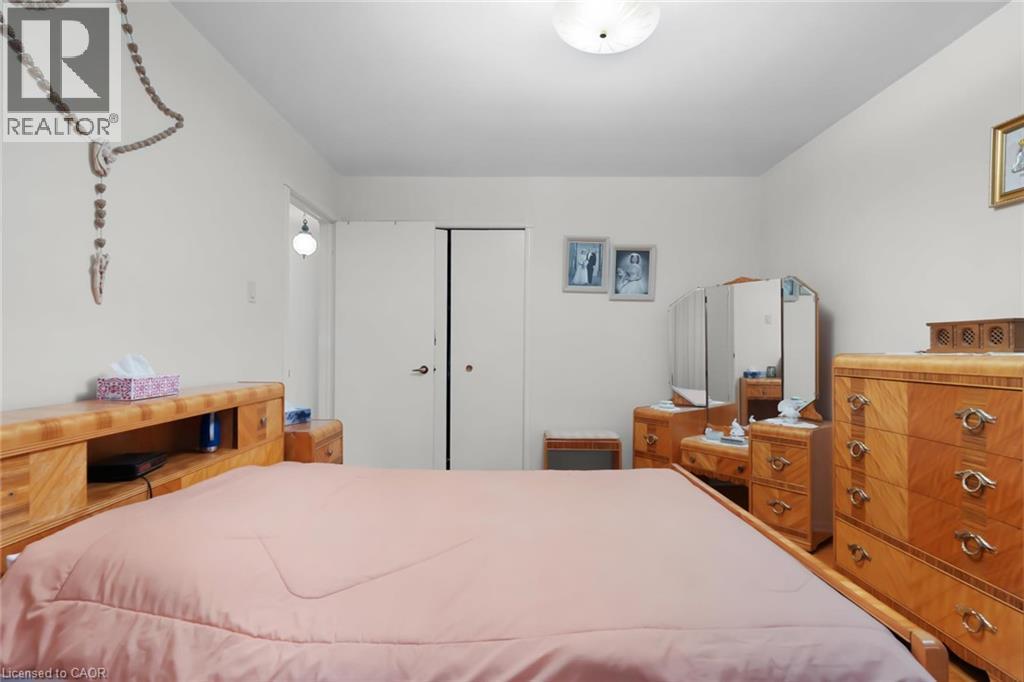 591 Mohawk Road W, Hamilton, ON - Indoor Photo Showing Bedroom