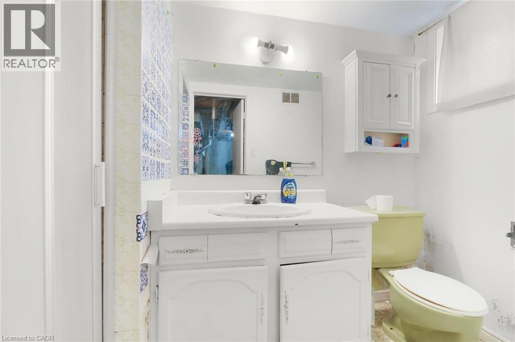 3PC BATHROOM - 591 Mohawk Road W, Hamilton, ON - Indoor Photo Showing Bathroom