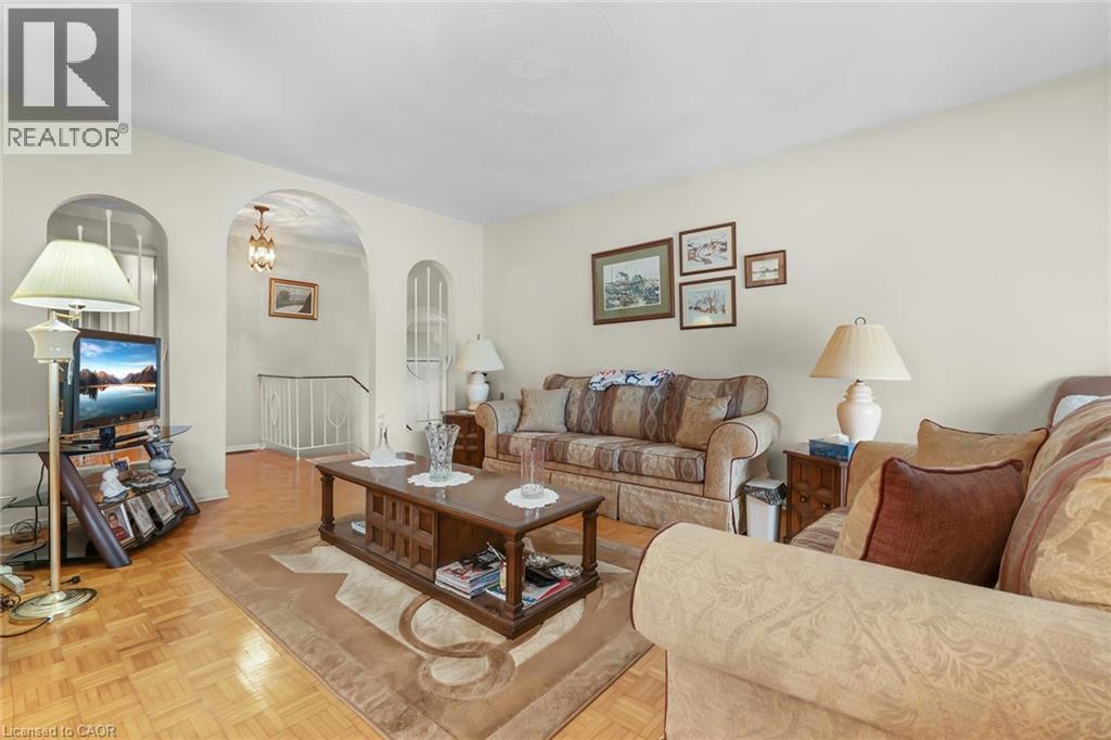 591 Mohawk Road W, Hamilton, ON - Indoor Photo Showing Living Room