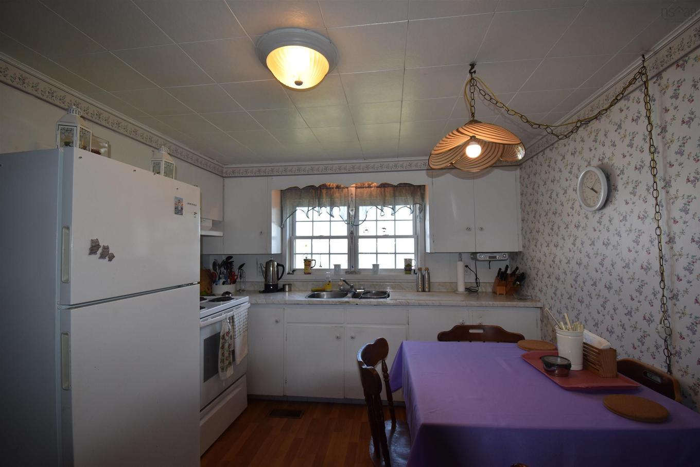 4540 Highway 2, Upper Economy, NS - Indoor Photo Showing Kitchen With Double Sink