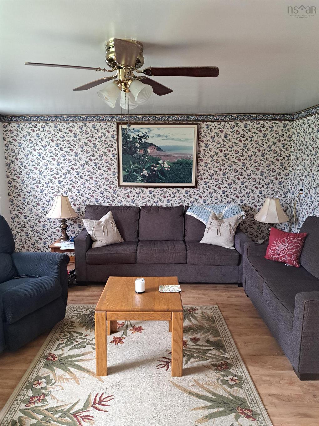 4540 Highway 2, Upper Economy, NS - Indoor Photo Showing Living Room
