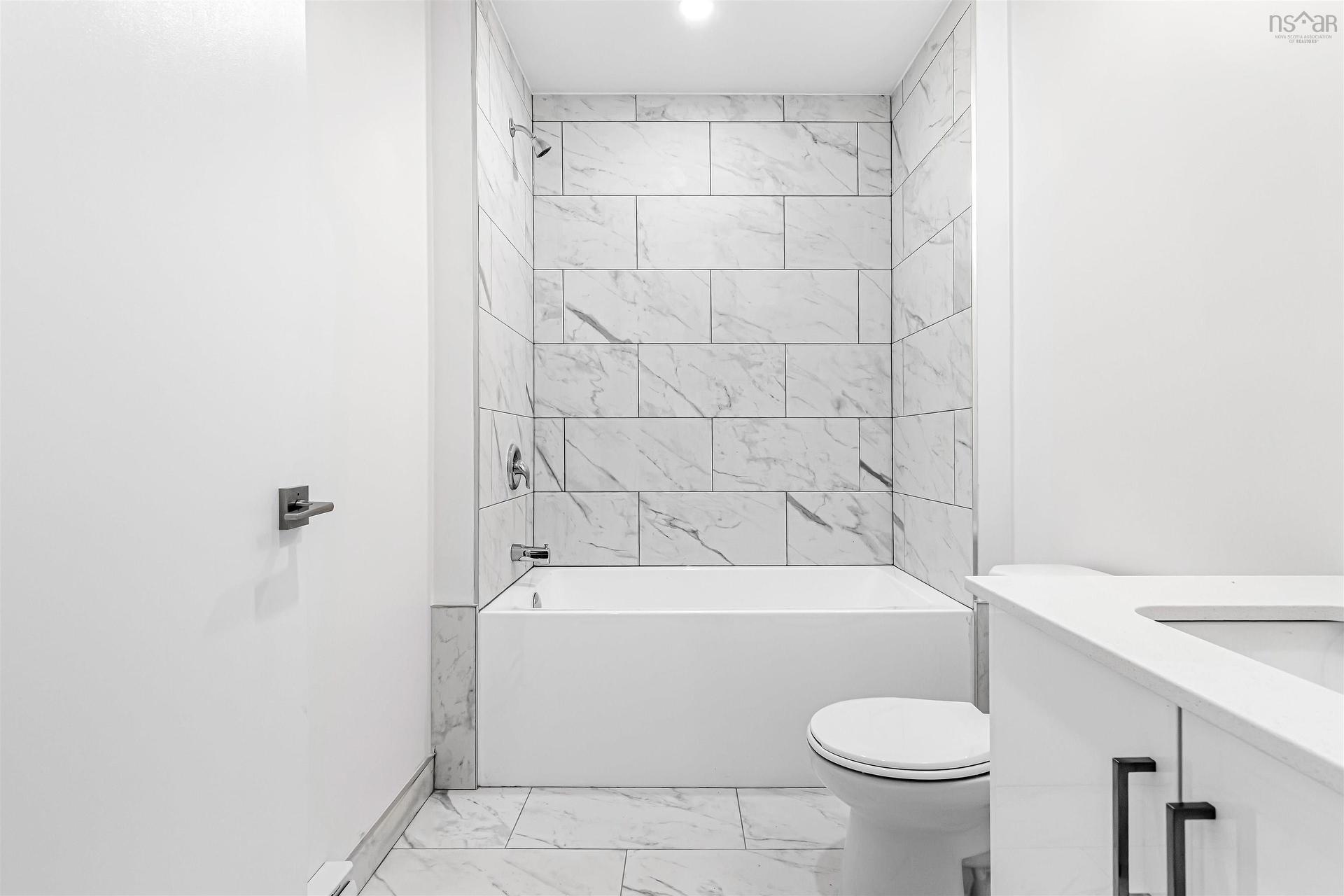 54 Heckman Avenue, Bridgewater, NS - Indoor Photo Showing Bathroom