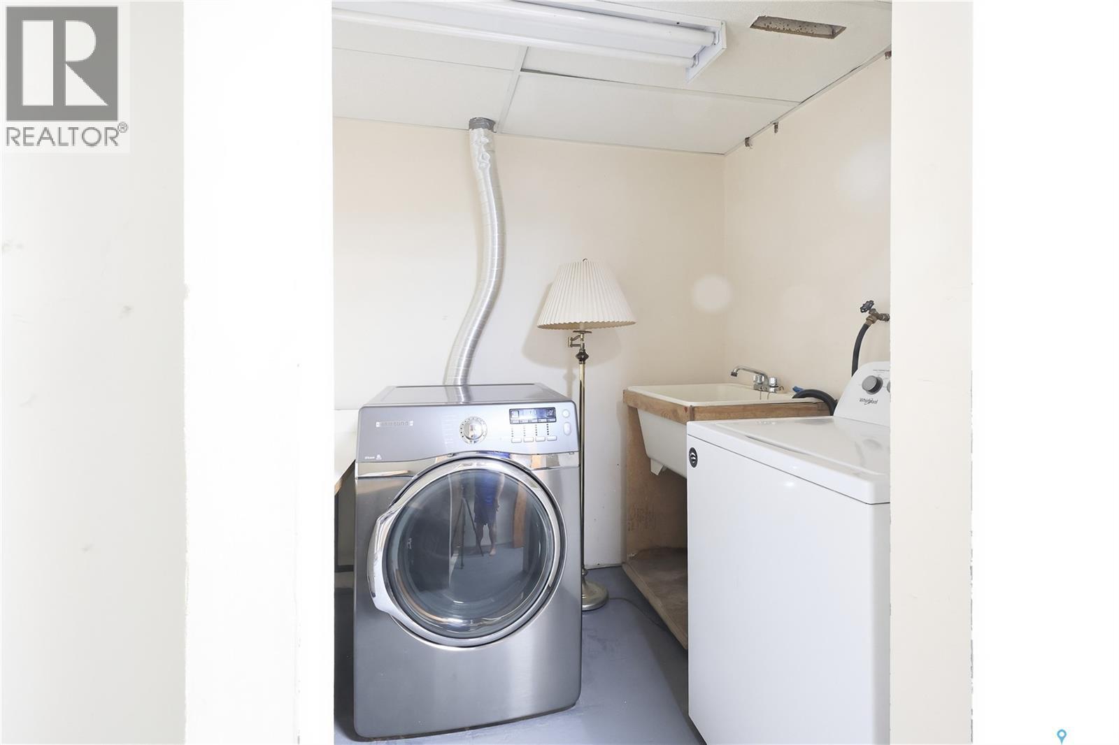34 Ottawa Place, Regina, SK - Indoor Photo Showing Laundry Room