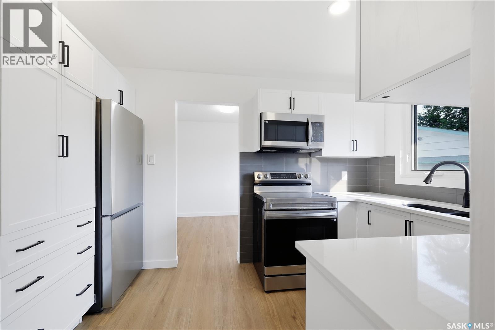 34 Ottawa Place, Regina, SK - Indoor Photo Showing Kitchen