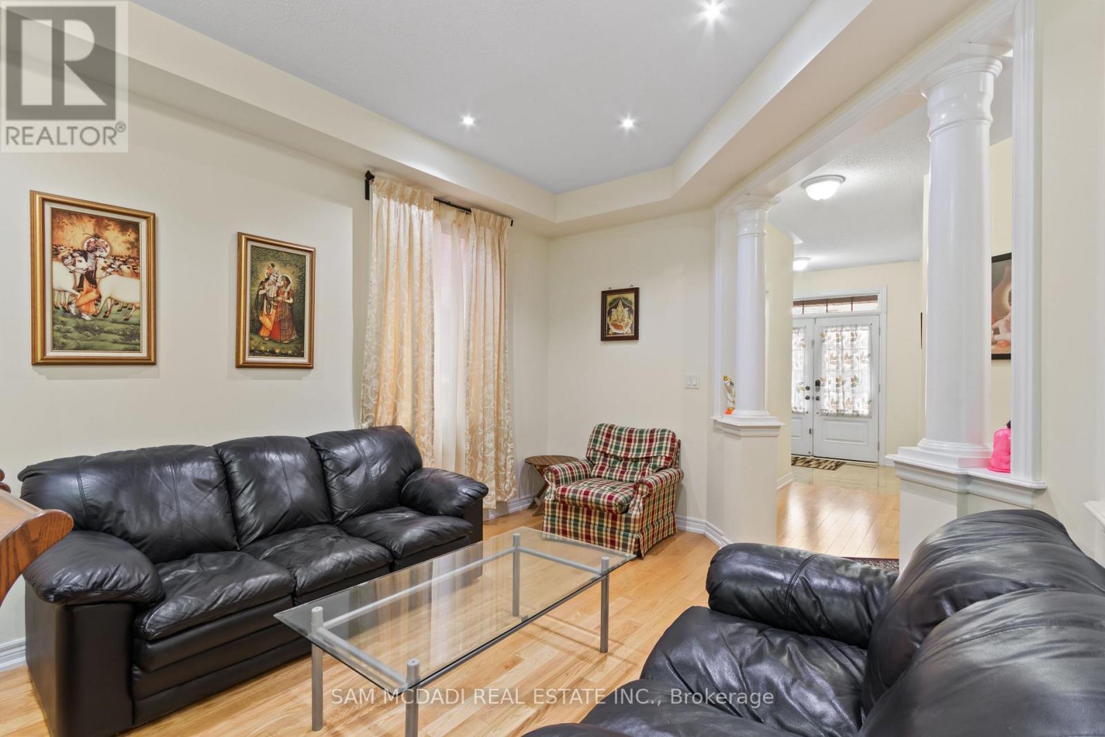 80 Durango Drive, Brampton, ON - Indoor Photo Showing Living Room