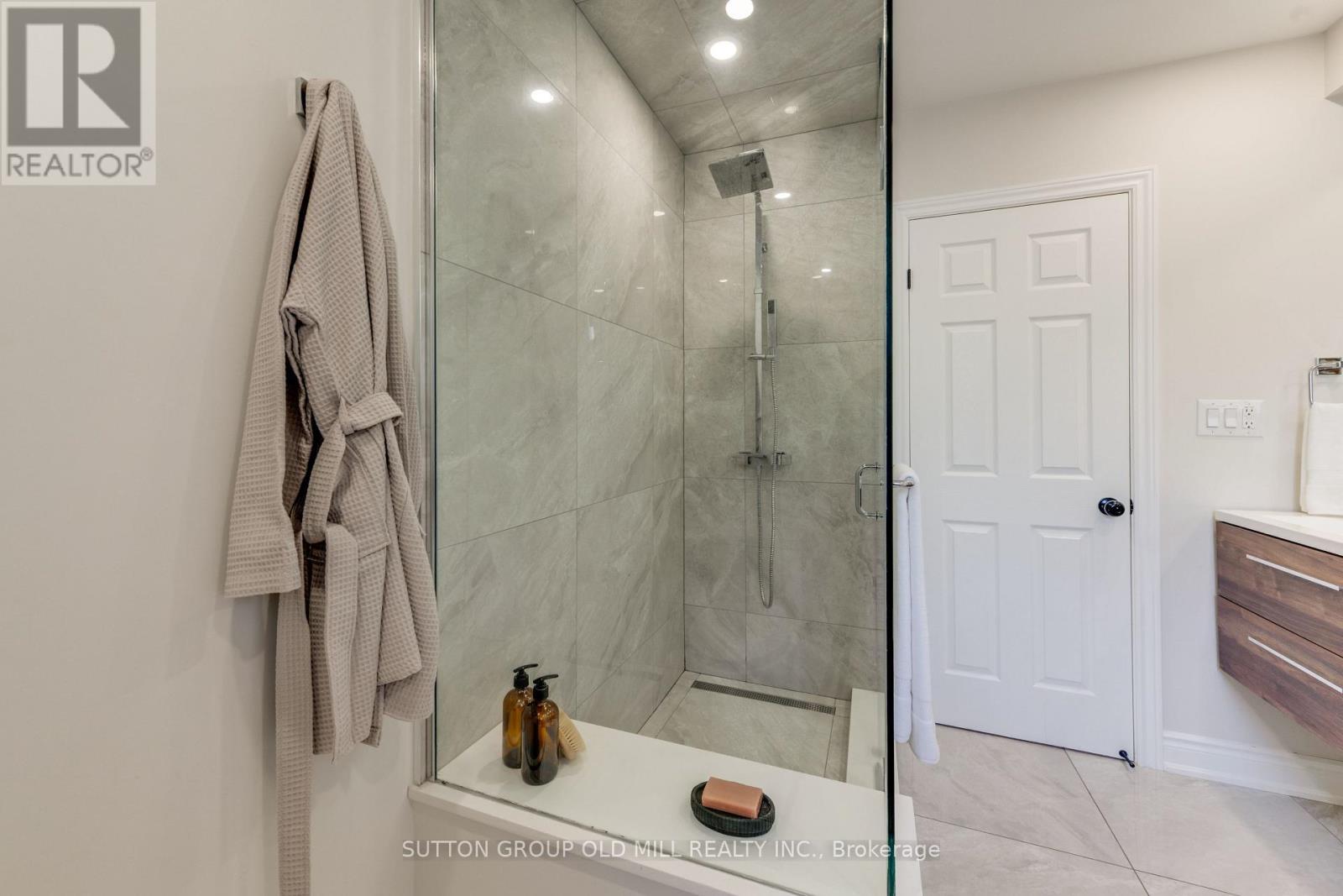 4-piece washroom upstairs w walk-in shower - 85 Bonnyview Drive, Toronto, ON - Indoor Photo Showing Bathroom