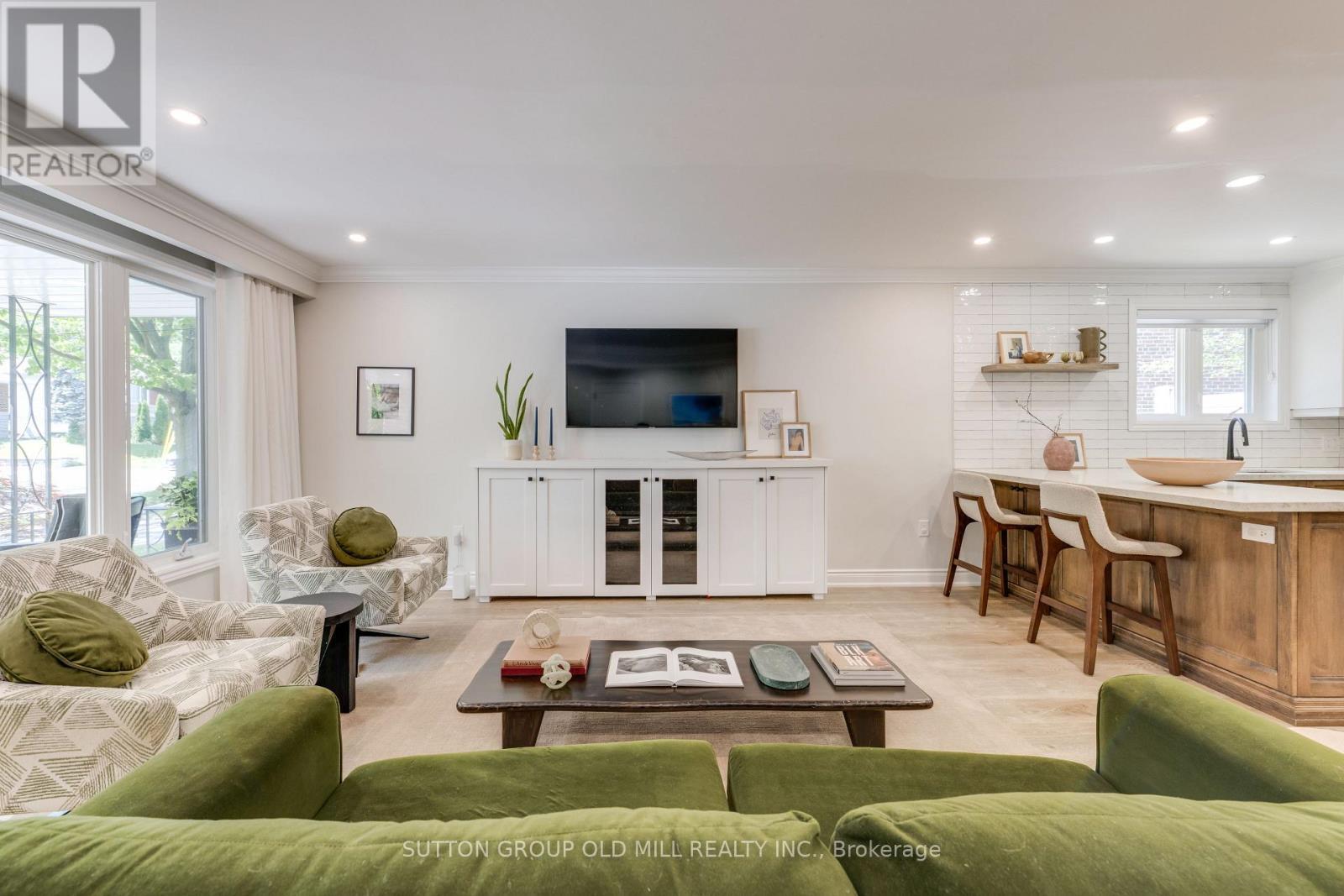 Open concept main floor - 85 Bonnyview Drive, Toronto, ON - Indoor Photo Showing Living Room