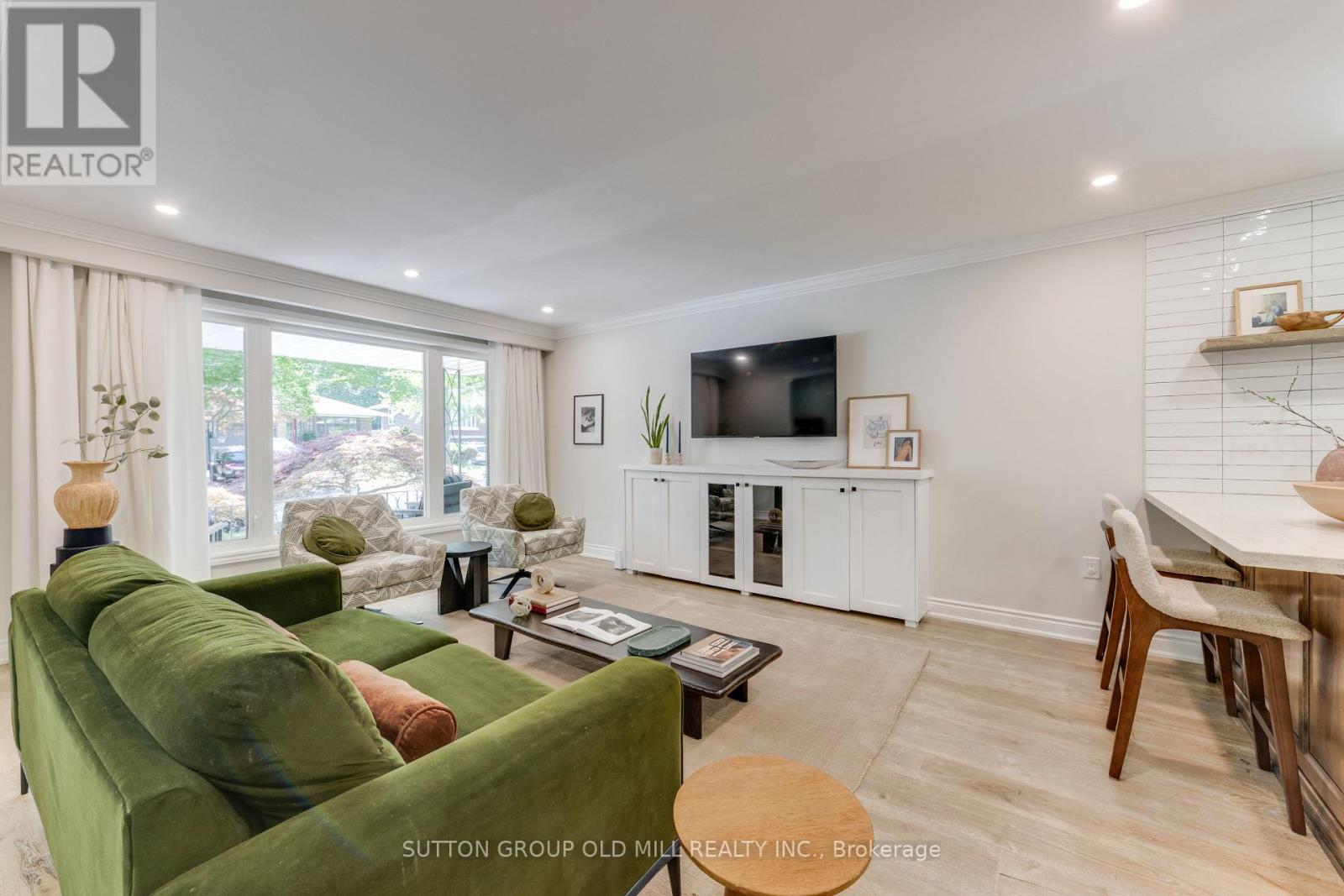 Open concept main floor - 85 Bonnyview Drive, Toronto, ON - Indoor Photo Showing Living Room