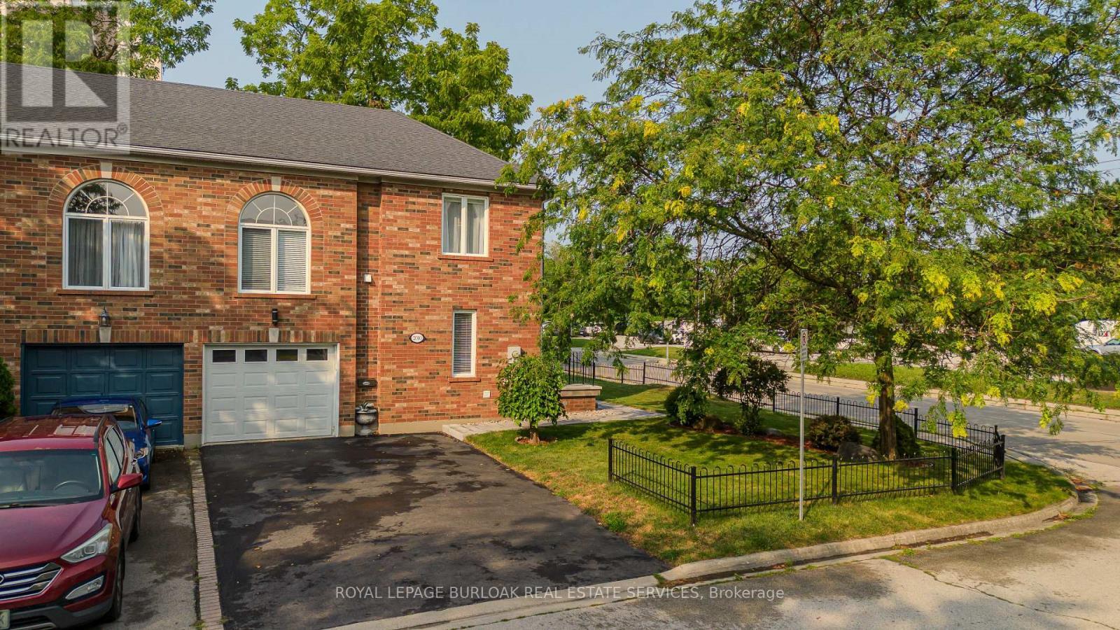 2010 Grovetree Lane, Burlington, ON - Outdoor